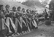 Sumbese women holding Kahidi Yutu knife while dancing to celebrate the construction of a new home, 1949. COLLECTIE TROPENMUSEUM Vrouwendans ter gelegenheid van de bouw van een nieuw huis TMnr 10029646.jpg