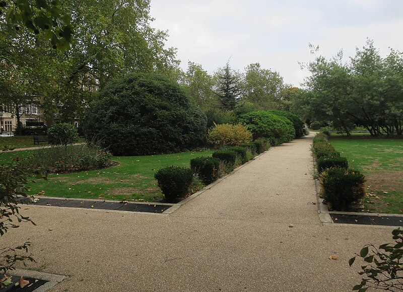 File:Cadogan Place Gardens - geograph.org.uk - 6006943.jpg