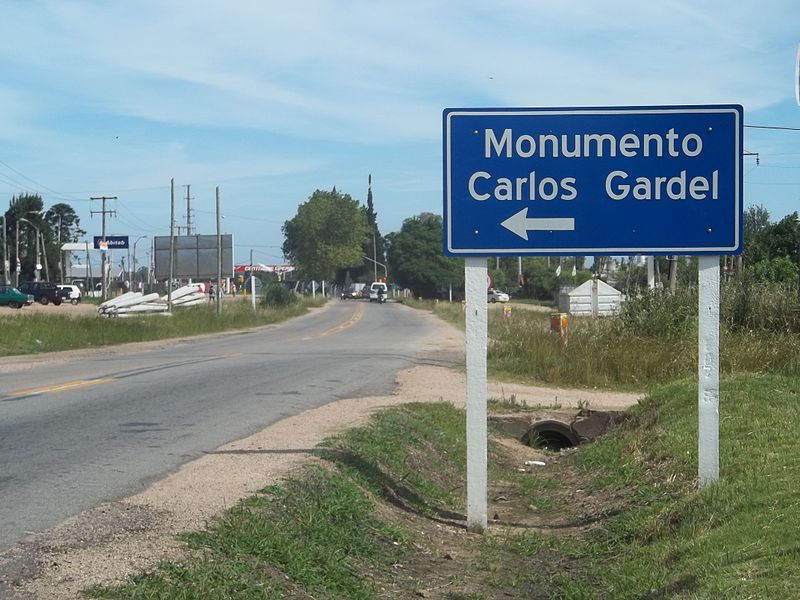 File:Cartel Indicador de Monumento a Carlos Gardel.JPG