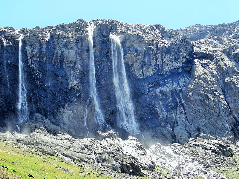 File:Cascade au cirque du grand Marchet.JPG