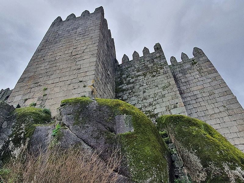 File:Castelo de Guimarães6.jpg