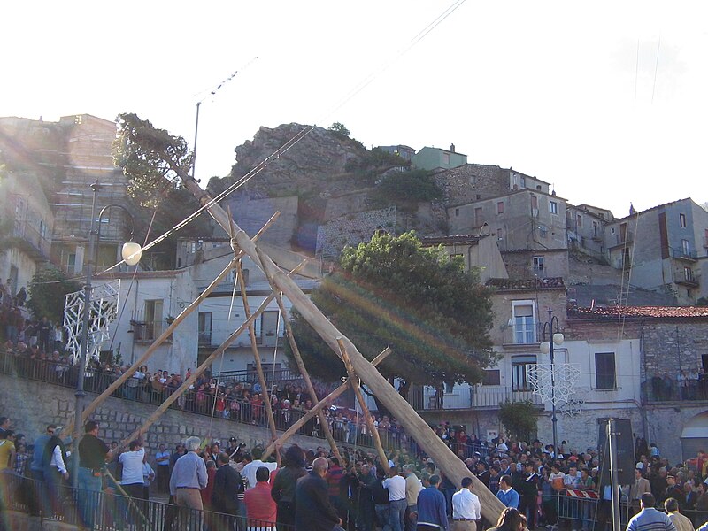 File:Castelsaraceno- i Riti Arborei.jpg