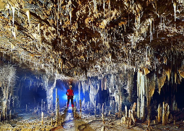 Сталактити и сталагмити у пећини у државном парку Тера Ронка, Бразил