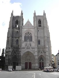 Катедрала „Свети Петър и Павел“ в Нант е пример за пламтяща готика