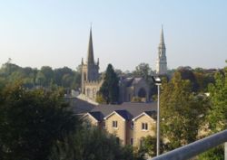 Church of Ireland (til venstre) og Cathredal of St. Patrick and Felim (til høgre) i Cavan.