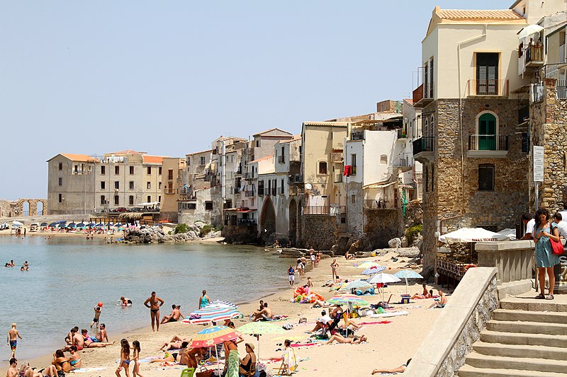 File:Cefalù, la spiaggia, verso nord, con le case dell'antico borgo. - panoramio.jpg