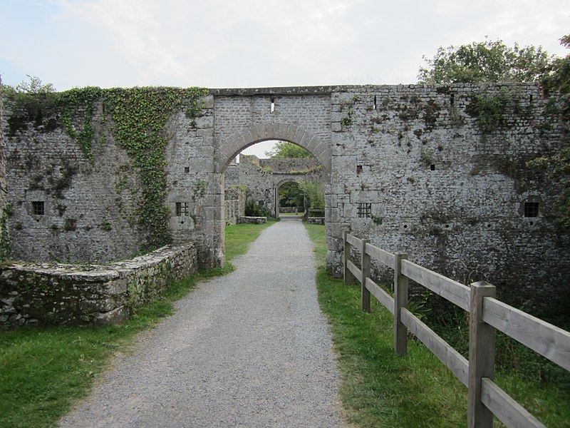 File:Château de Pirou, 2012 (4).JPG