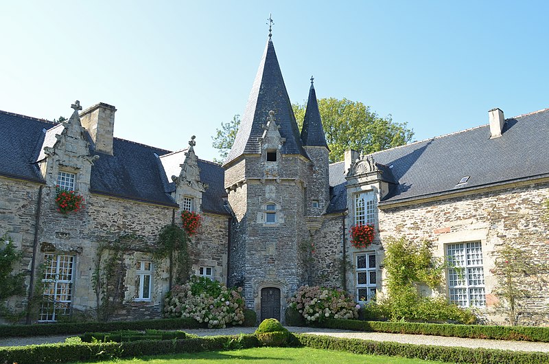 File:Château de Rochefort-en-Terre (cour 1).jpg