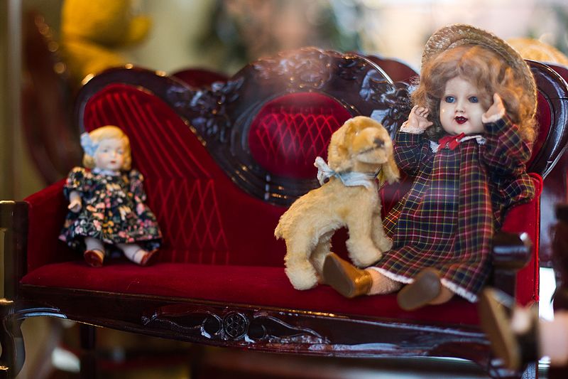 File:Charm of antique dolls in Kaliningrad (2016-12-22) 09.jpg