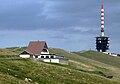 Pyramidensignal, links nahe dem Funkturm auf dem Chasseral