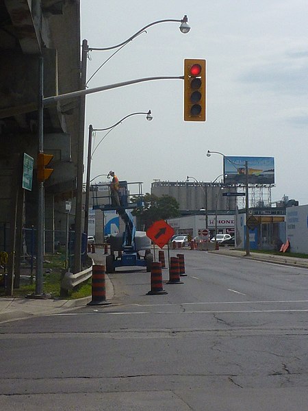 File:Cherry Picker maintaining the aging Gardiner Expressway, 2014 06 18 (8).JPG - panoramio.jpg