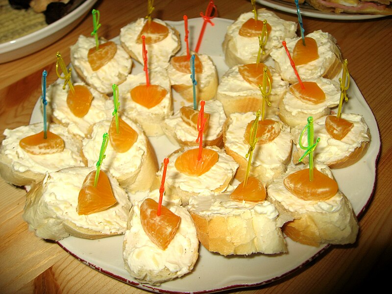 File:Chlebíčky s česnekovou pomazánkou a mandarinkou.jpg