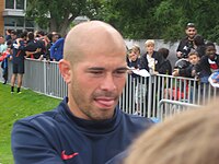 Jallet mentre firma degli autografi ai tempi del Paris Saint-Germain nell'estate 2011.