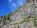 osmwiki:File:Columnar-jointed rhyolitic obsidian lava flow (Roaring Mountain Member, Plateau Rhyolite, Upper Pleistocene, ~59 ka; Obsidian Cliff, Yellowstone, Wyoming, USA) 27 (45903225285).jpg