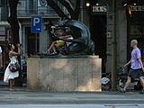 Català: Coqueta, coneguda popularment com La girafa. Rambla Catalunya amb av. Diagonal (Barcelona). Escultor: Josep Granyer, signada. Material: bronze. 1972. This is a photo of public art indexed in the cataloge Art Públic of Barcelona (Spain) under the code number 2029-1 (prefixed with territorial id: 08019/2029-1) Object location 41° 23′ 44.34″ N, 2° 09′ 25.96″ E  View all coordinates using: OpenStreetMap