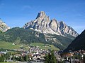 Corvara mit dem Sassongher.jpg2.272 × 1.704; 1,84 MB