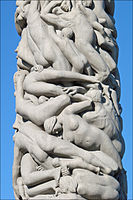 Детайли от скулптурната композиция на обелиска „Монолит“