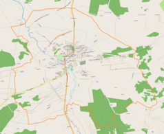 Mapa konturowa Dąbrowy Tarnowskiej, blisko centrum na lewo znajduje się punkt z opisem „Parafia Najświętszej Maryi Panny Szkaplerznej”