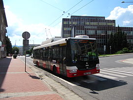 Trolejbus typu Škoda 30Tr SOR s evidenčným číslom 3011 Dopravného podniku mesta Banská Bystrica v júli 2012 pri Srdiečku