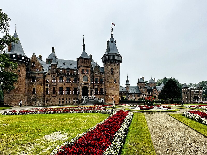 File:De Haar Castle - grounds 12.jpg