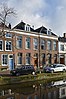 Woonhuis, samen met het identieke woonhuis aan de linkerzijde in 1889 gebouwd door aannemer L.J. van Vondelen in een sobere traditionalistisch-classicistische bouwtrant. Het is van belang in samen- hang met het links belendende pand. Het is een goed en gaaf voorbeeld van sobere traditionalistisch-classicistische gevelarchitectuur uit het einde van de 19de eeuw.