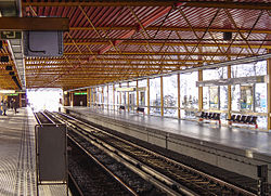 A Demey állomás peronjai