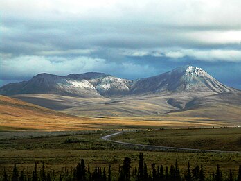 L’autoroute Dempster dans le Grand nord canadien. Elle relie le Klondike dans le Yukon à Inuvik dans les territoires du Nord-Ouest (définition réelle 2 000 × 1 333)
