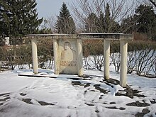 1948 enthülltes Denkmal für Graf Sascha Kolowrat-Krakowsky am ehemaligen Wien-Film-Gelände in Wien Sievering.