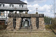 Denkmal auf dem Kirchenvorplatz