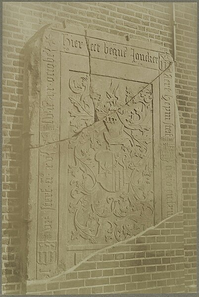 File:Detail kasteel- fragment grafsteen aan muur bevestigd - Vught - 20319791 - RCE.jpg