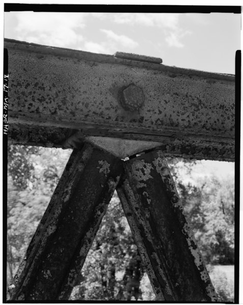 File:Detail of post connection, center top chord of south truss, showing pin revealed by gap - Atherton Bridge, Spanning Nashua River on Bolton Road, Lancaster, Worcester County, HAER MASS,14-LANC.V,1-18.tif