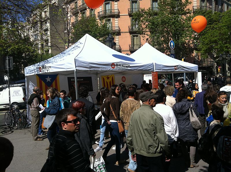 File:Diada de Sant Jordi 2013 a Barcelona (26).JPG