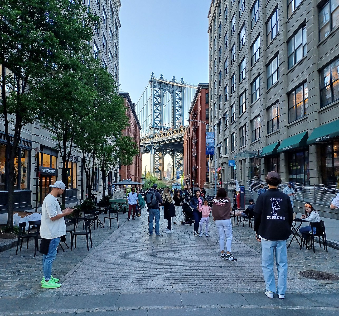 Friends' fans engaging in unfriendly behavior at iconic Greenwich Village, New  York City apartment - ABC7 New York