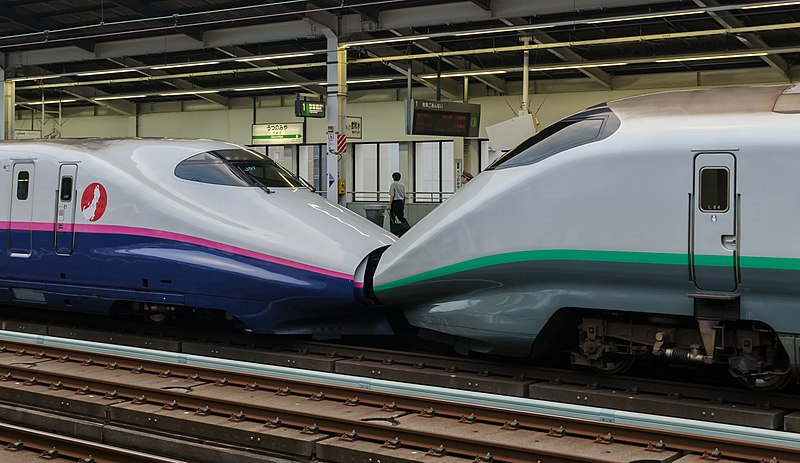 File:E2 Series and E3-2000 Shinkansen in multiple-unit train control at Utsunomiya Station 130812 1-2.jpg