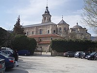 Monasterio de El Paular desde el aparcamiento de la entrada.