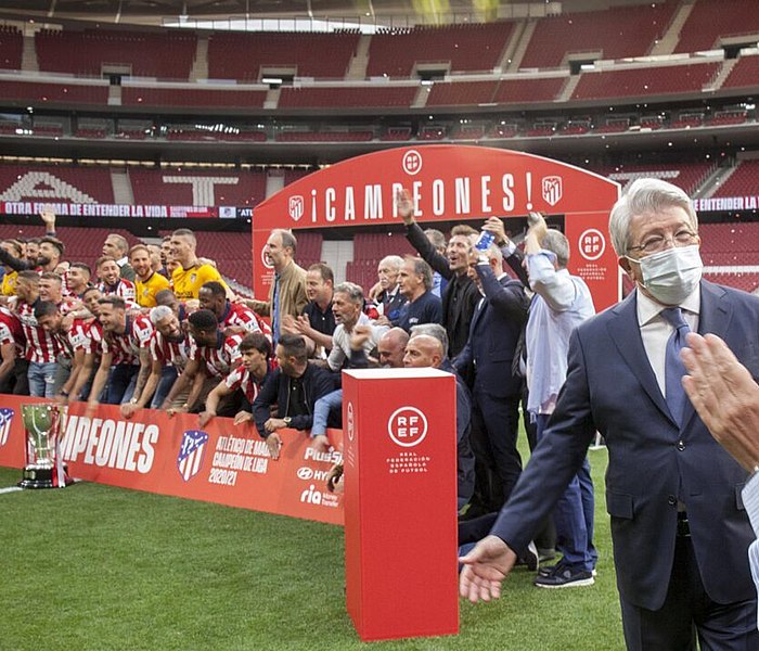 File:El alcalde de Madrid ha participado esta tarde, en el Wanda Metropolitano, en la entrega de la copa al campeón de LaLiga Santander 2020-21 (cropped).jpg