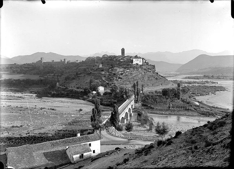 File:El poble d'Aïnsa amb el pont sobre el riu Ara en primer terme i el riu Cinca a l'altra banda.jpeg