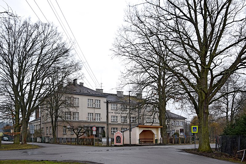 File:Elementary school in Strýčice 01.jpg