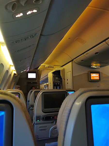 File:Emirates flight 185118.jpg