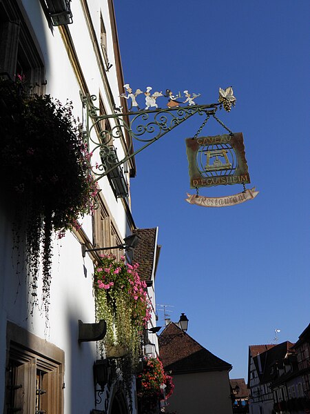 File:Enseigne sur la place du Château-Saint-Léon (Eguisheim).jpg