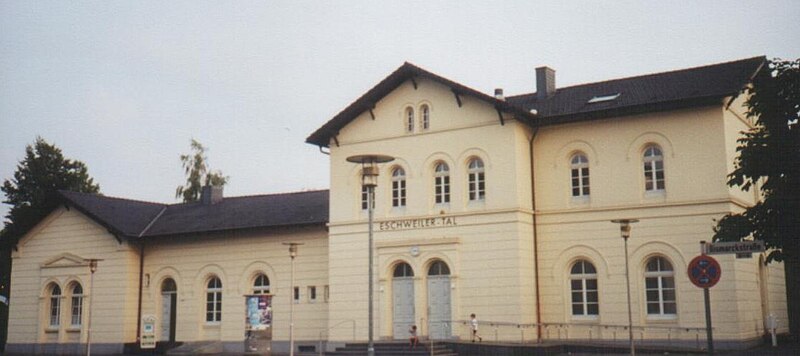 File:Eschweiler, Talbahnhof und Raiffeisenplatz (2004).jpg