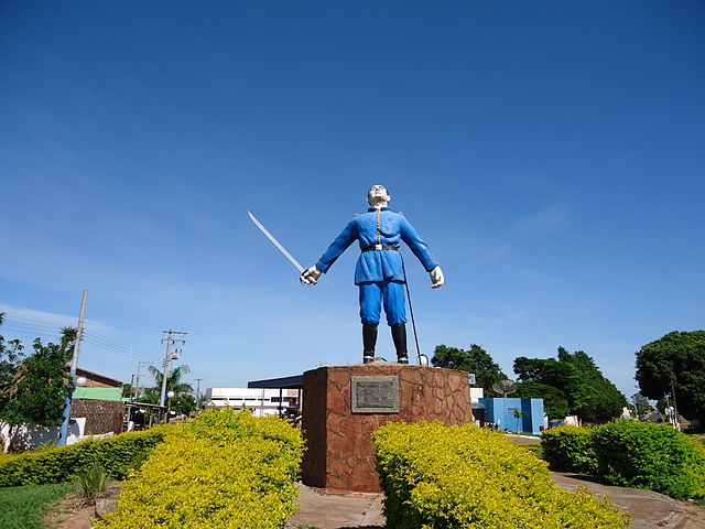 Estátua de Antônio João Ribeiro herói da Guerra do Paraguai, inaugurada pelo então prefeito Dácio Queiroz em 18 de março de 1999.