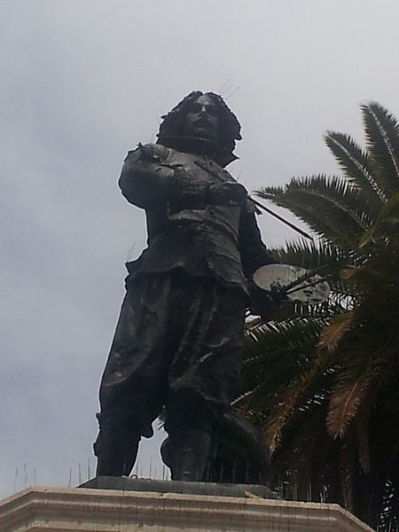 File:Estatua Velázquez Plaza del Duque 02.jpg