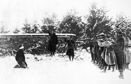 Possible execution at Verdun at the time of the mutinies in 1917. The original French text accompanying this photograph notes, however, that the uniforms are those of 1914–15 and that the execution may be that of a spy at the beginning of the war.