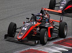 Stenshorne ajamassa Formula 4 -autoa vuonna 2022.