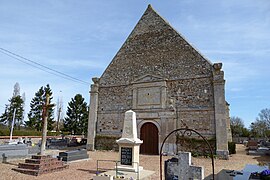 Façade ouest, crucifix et monument aux morts.