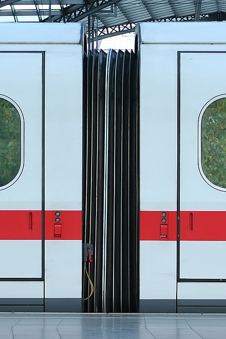 Gaiter between the pressurized cars of a German high speed train Faltenbalg ICE1.jpg