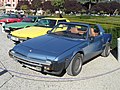 Fiat X1/9 se staženou střechou, v pozadí další verze, 2. místo Evropské auto roku