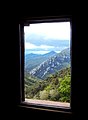 Vista hacia el valle de Hormoier desde la ventana del interior del refugio libre de "Can Torner" en Talaixà.