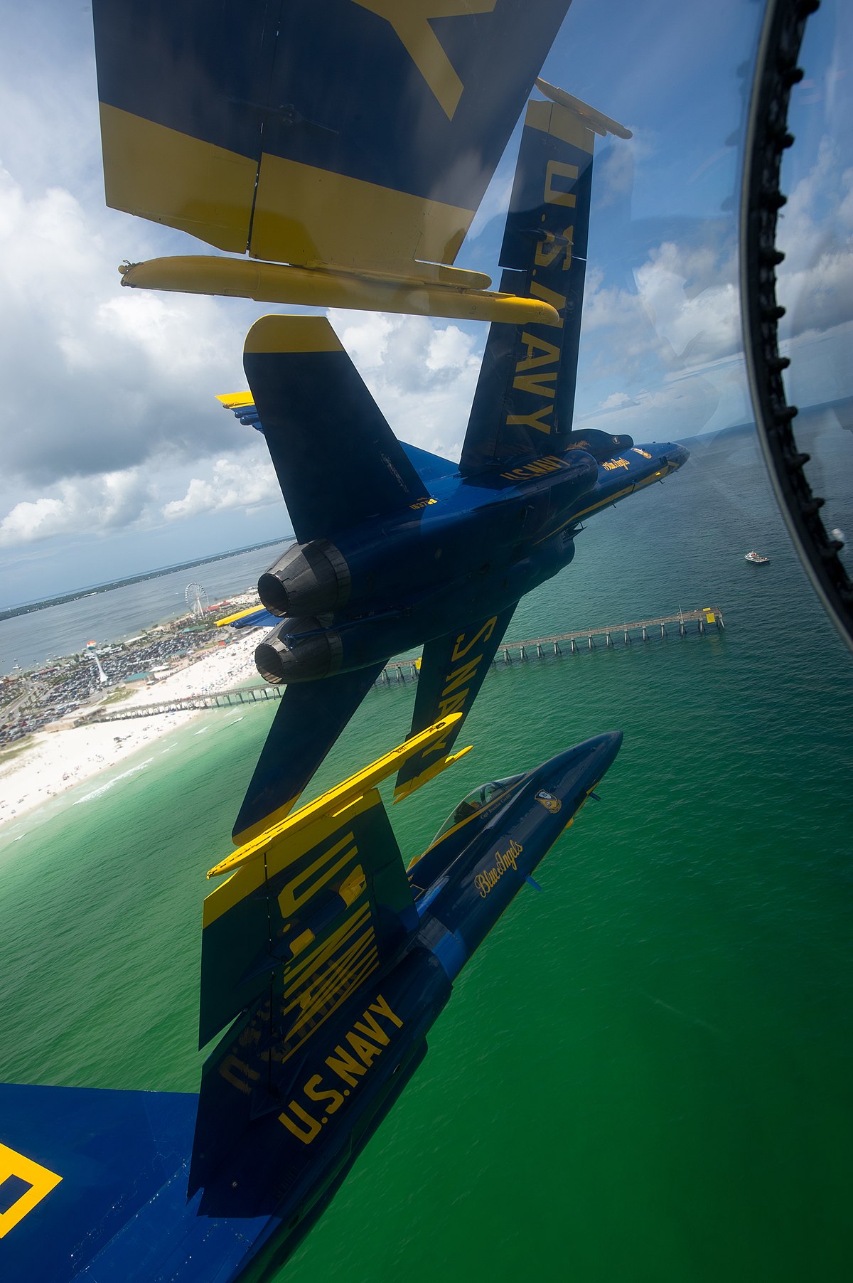 Us Navy Blue Angels Preforming Precision Aerial Maneuvers Stock Photo -  Download Image Now - iStock